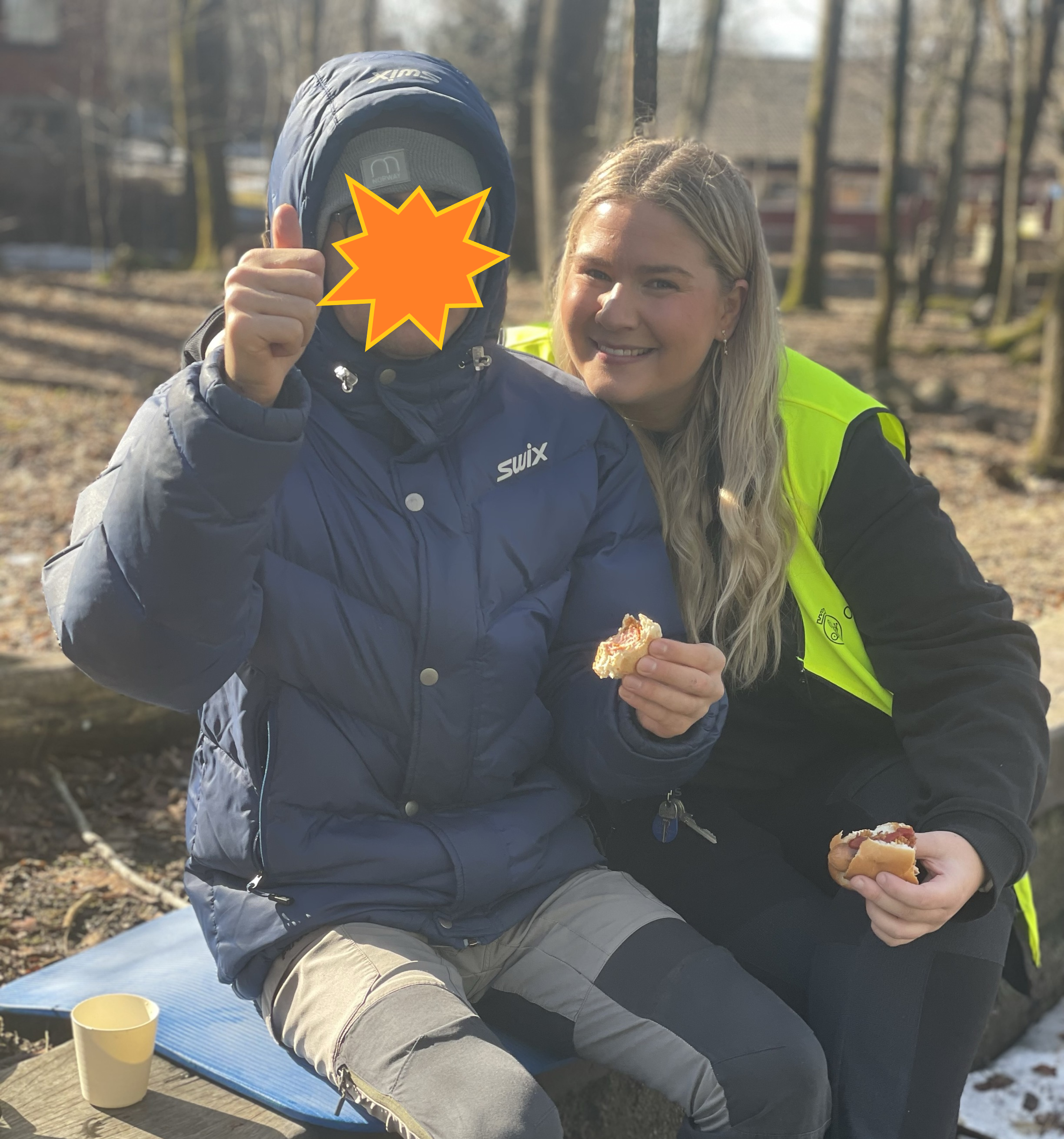 et par personr som spiser pølser