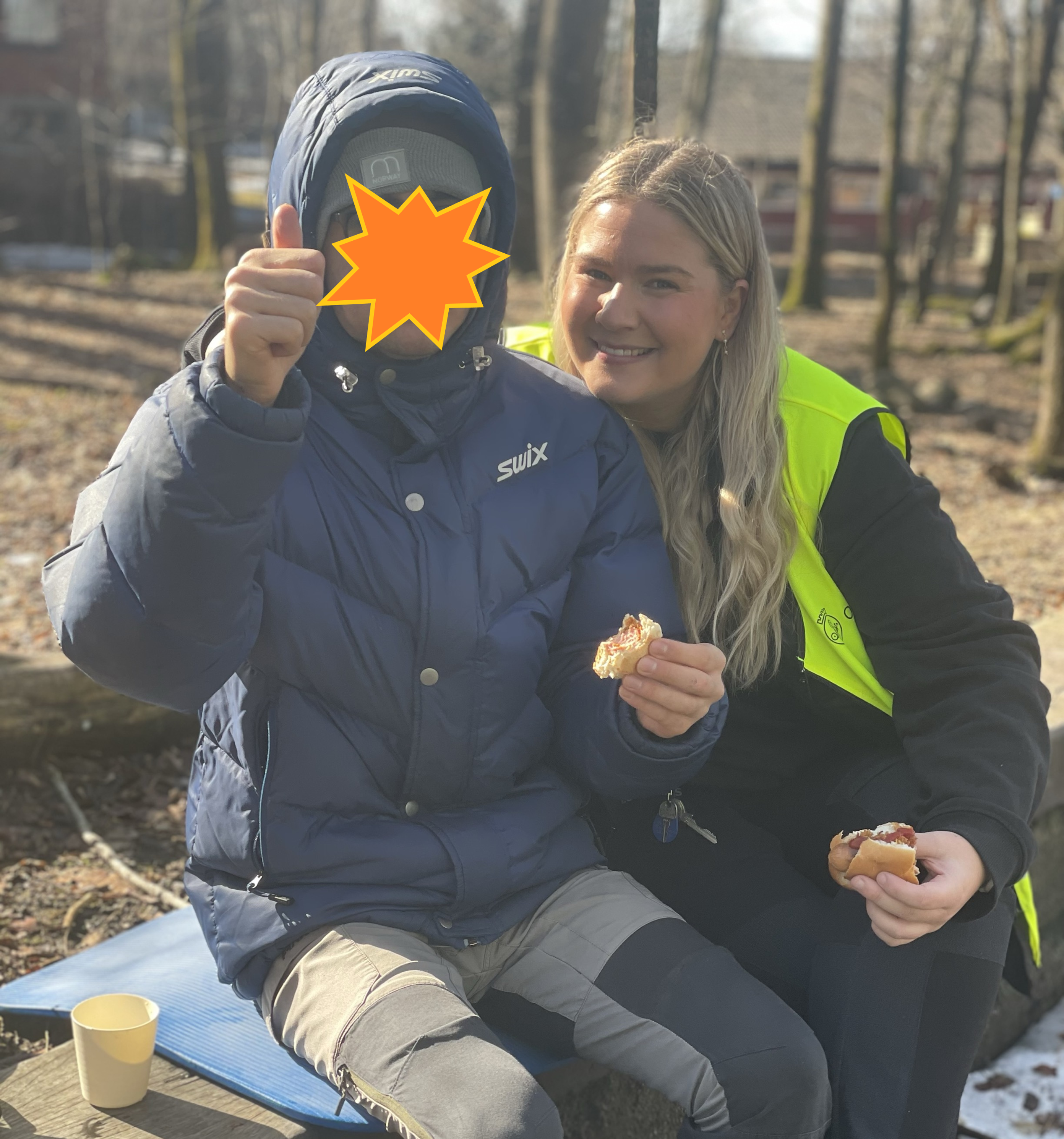 et par personr som spiser pølser