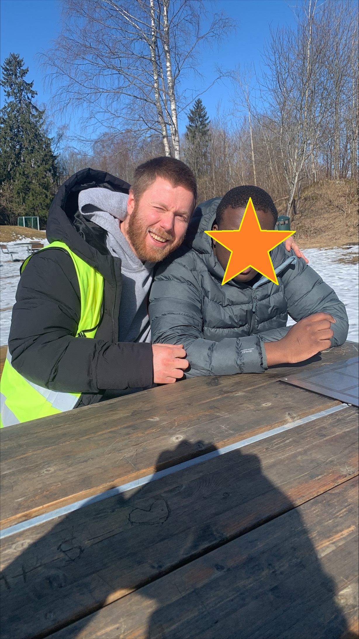 en person som ligger på et tredekk