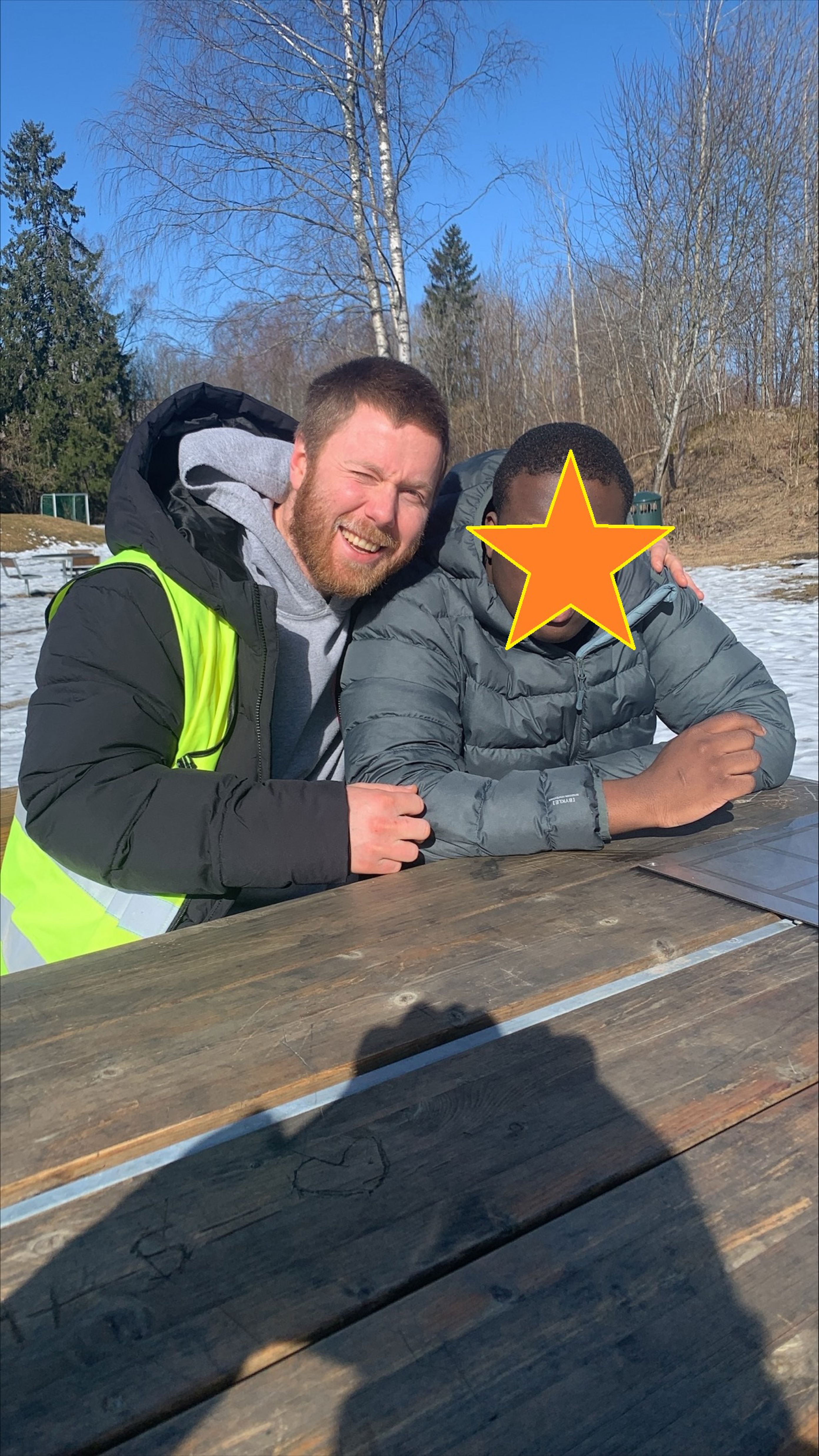 en person som ligger på et tredekk