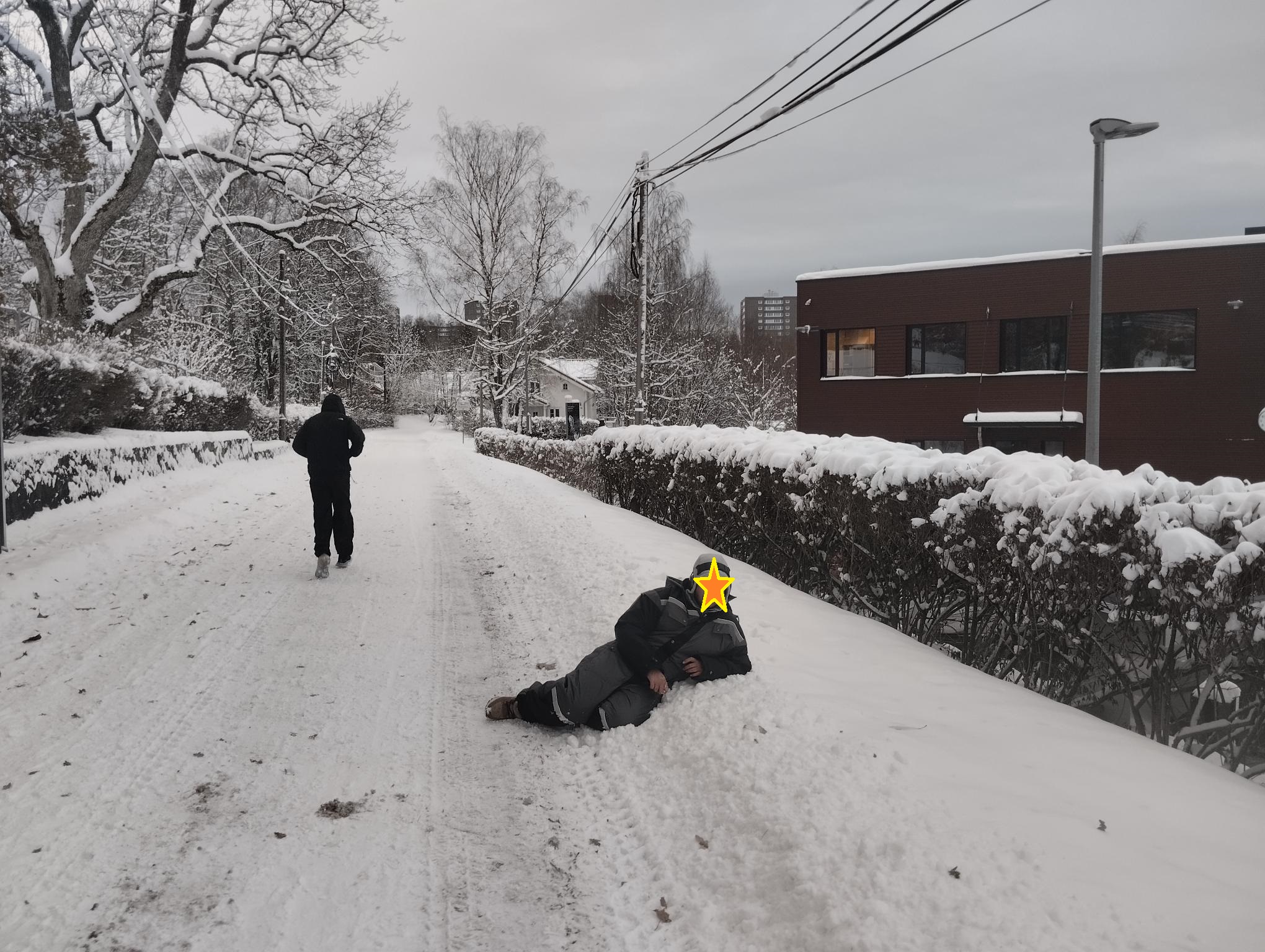 en person som ligger på snøen