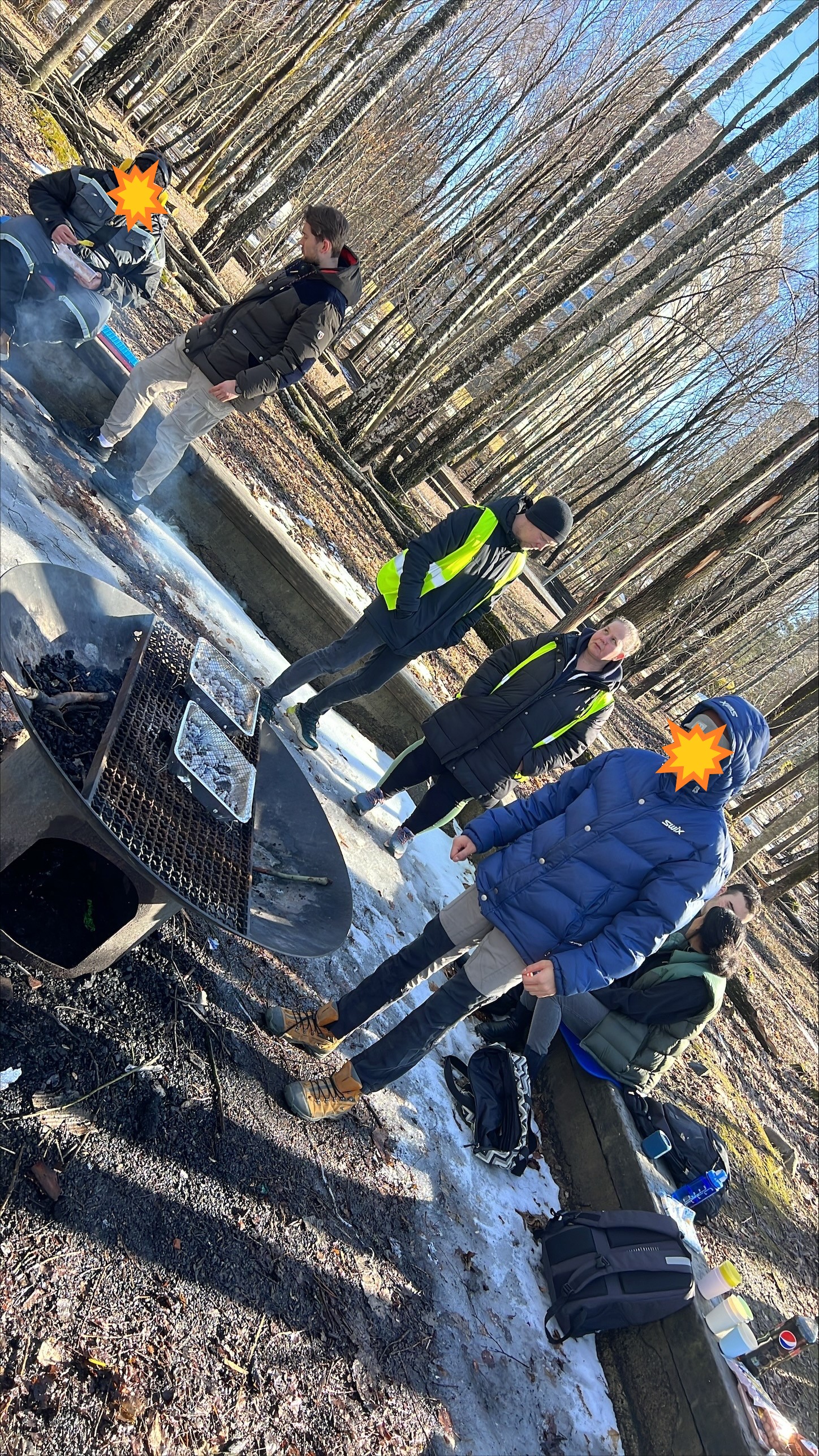 en gruppe mennesker som arbeider på en byggeplass