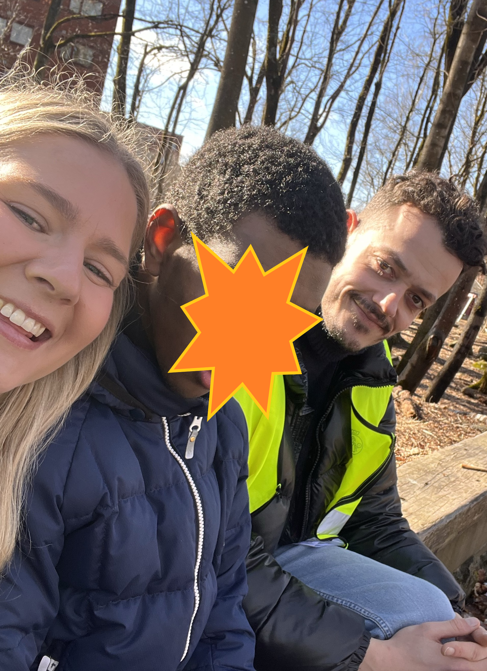 En gruppe mennesker som tar en selfie