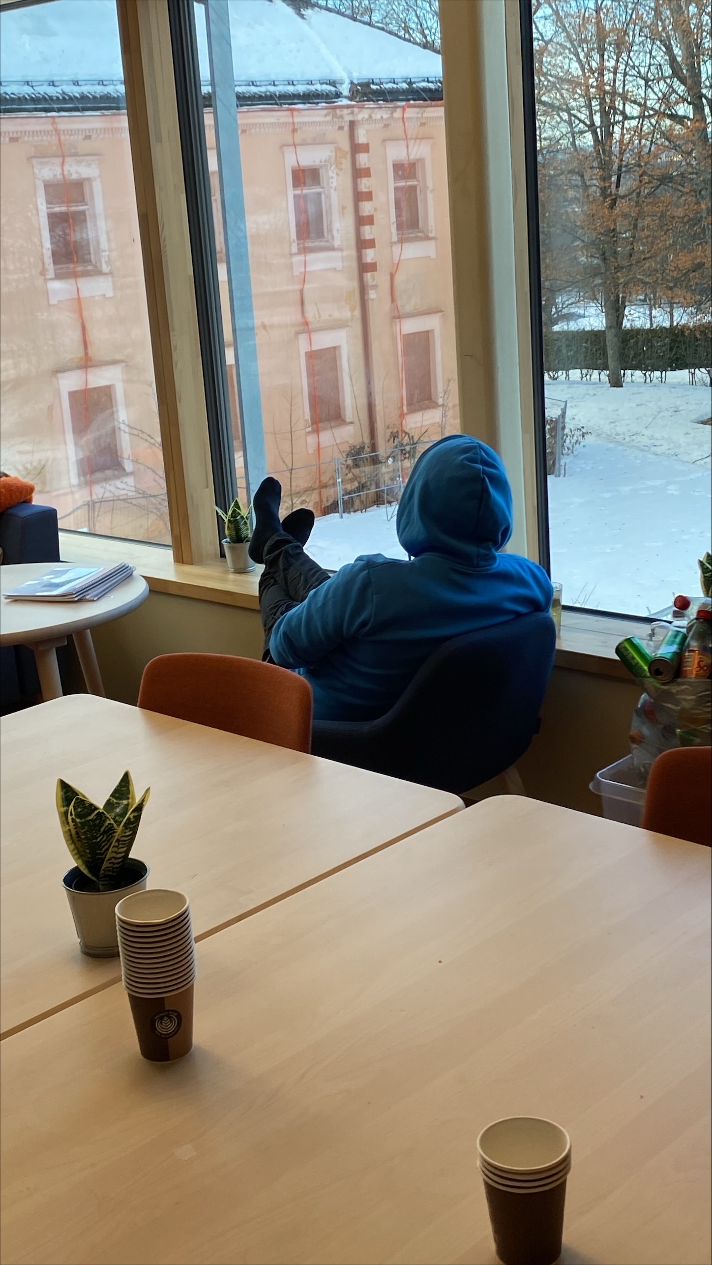 en person som sitter på en stol