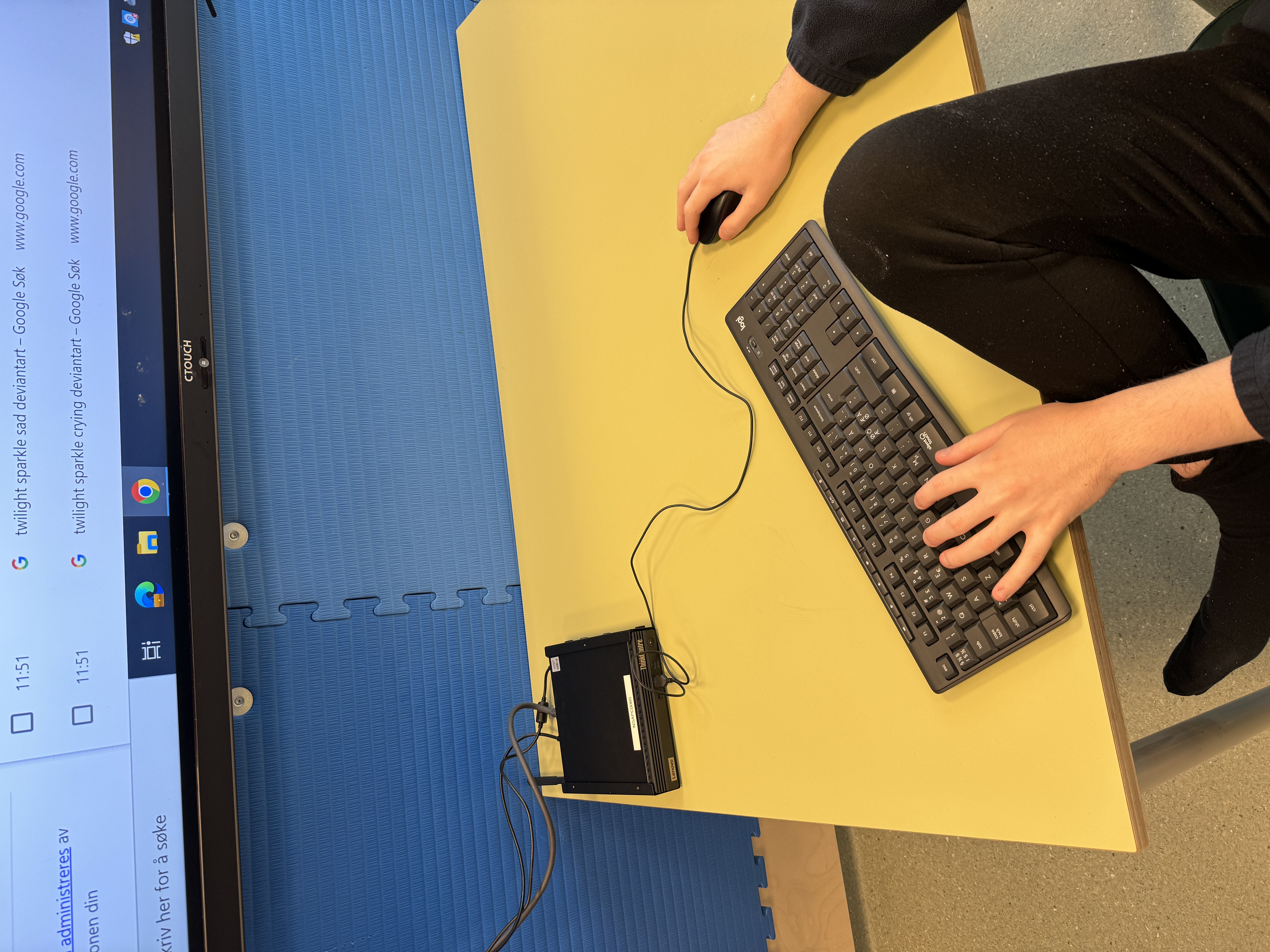 en person som bruker en datamaskin