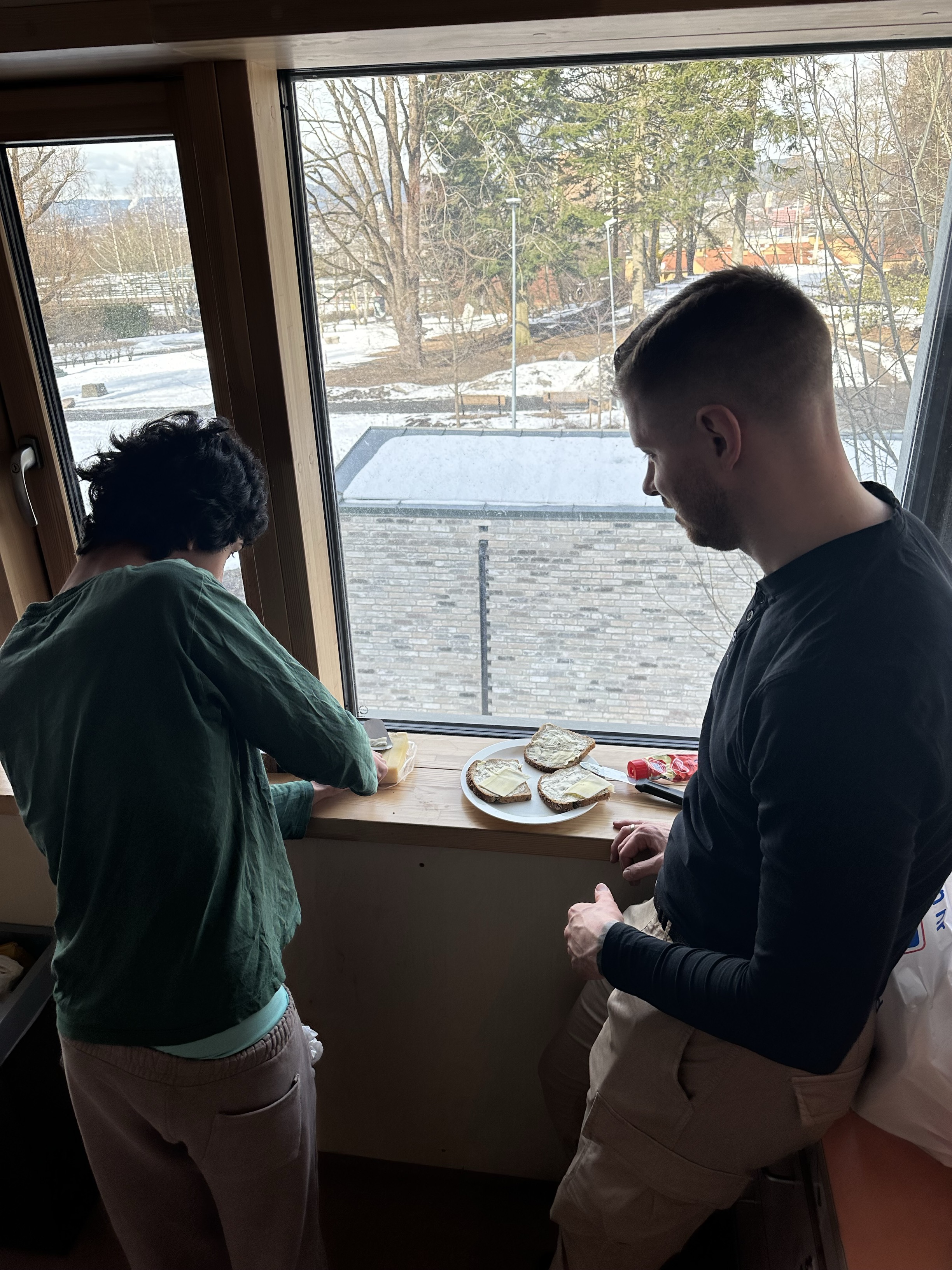 en person og person som sitter ved et bord med mat på