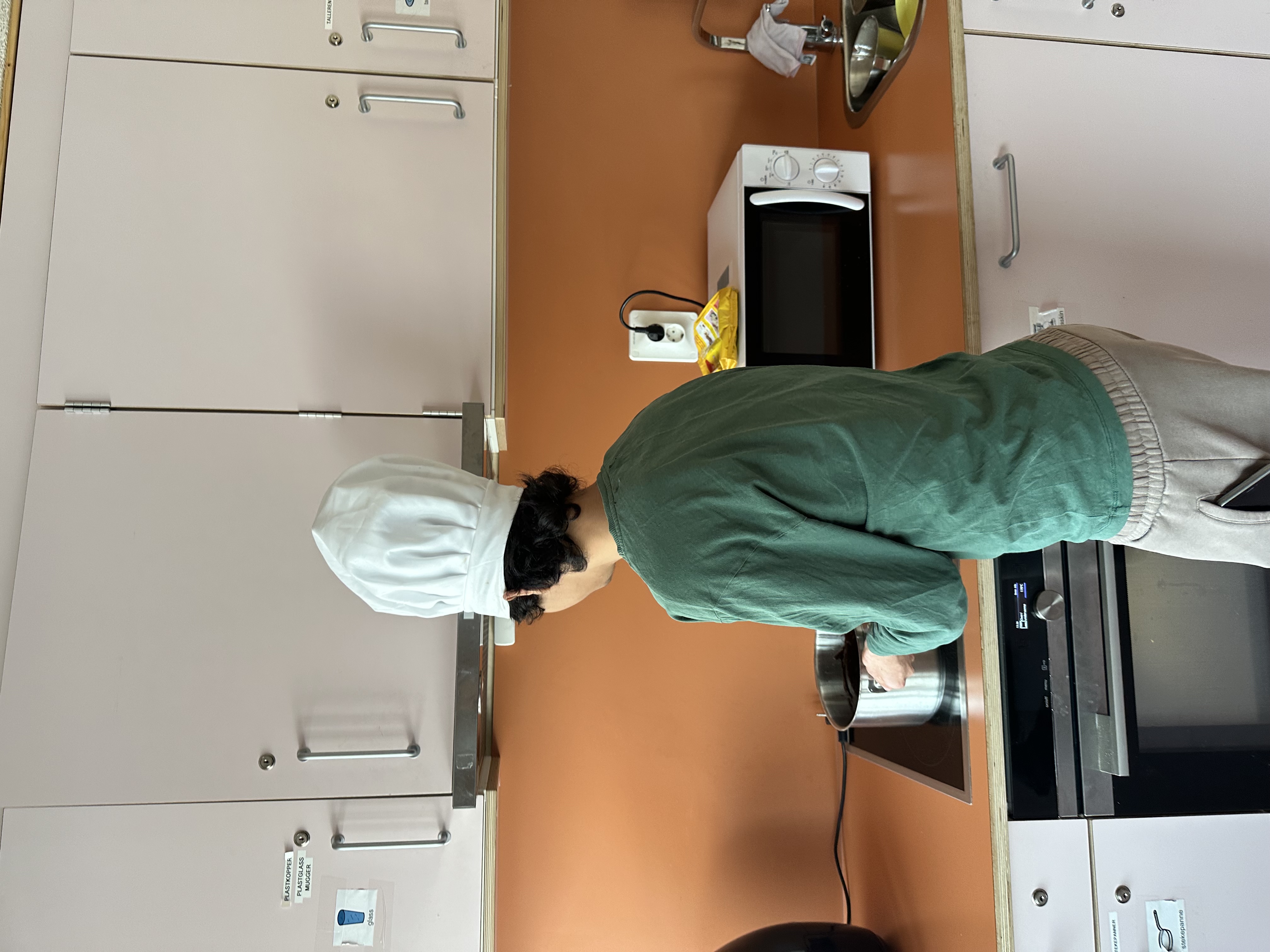 en person på et kjøkken