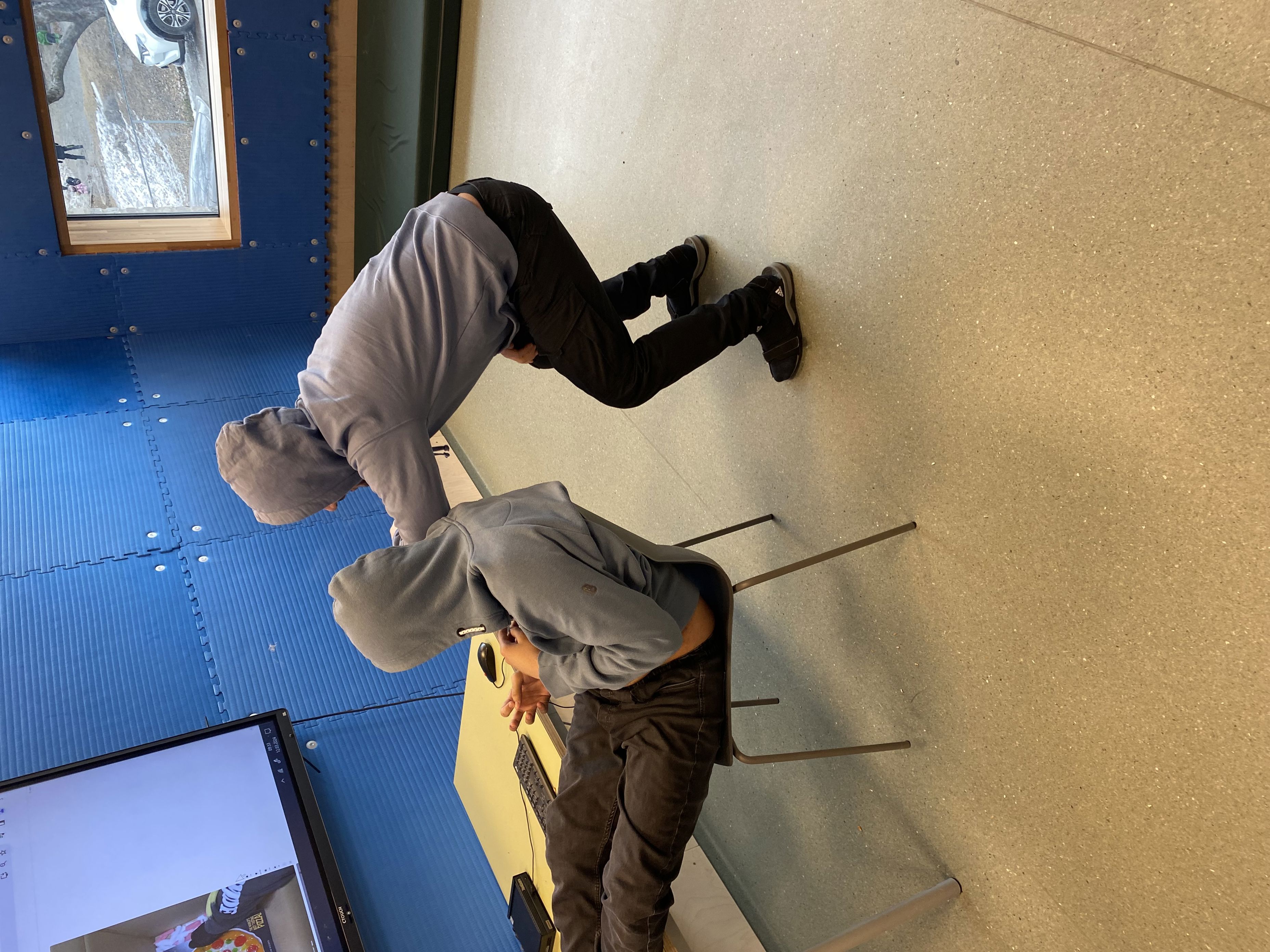 en person som sitter på en stol