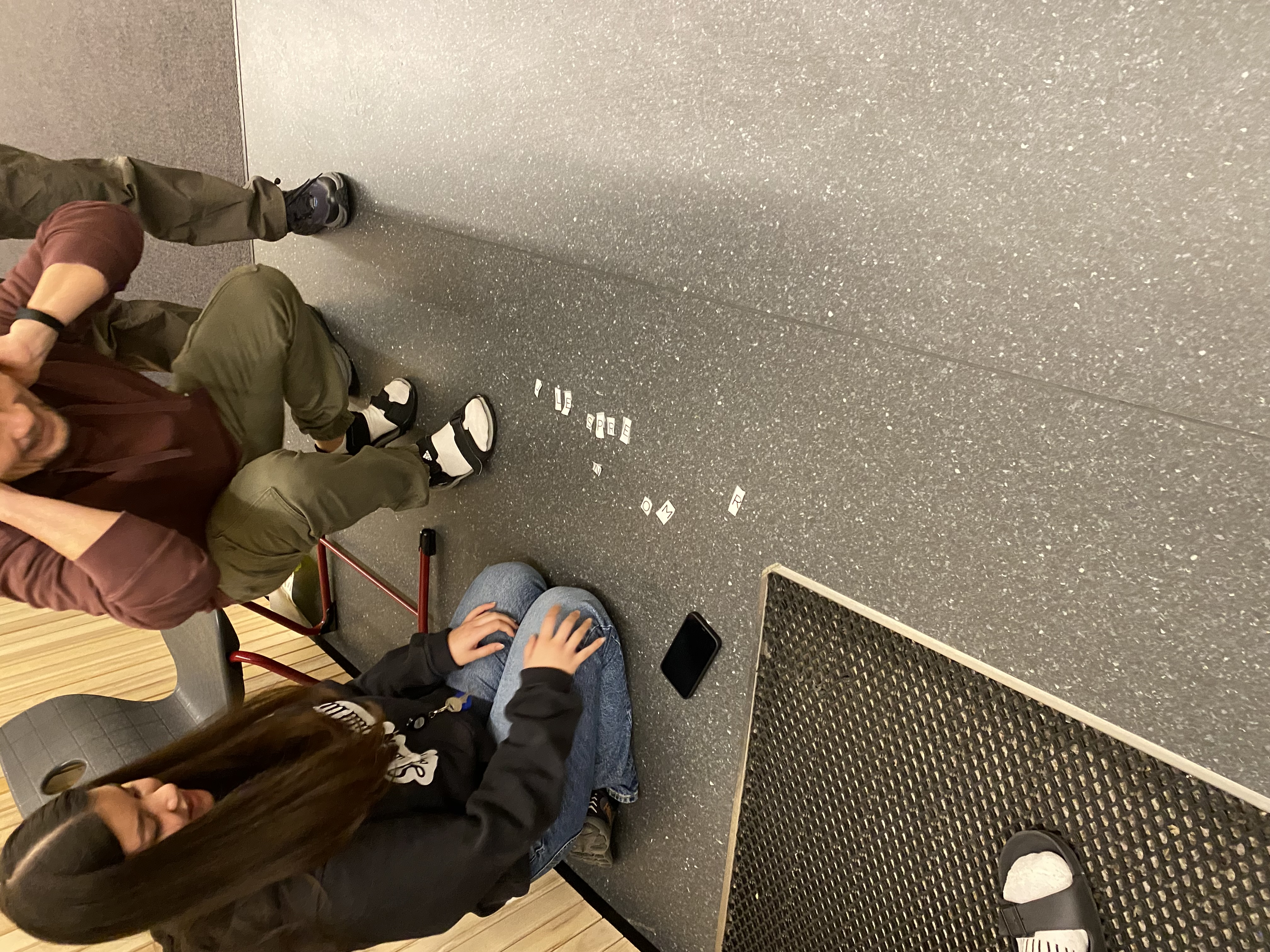 En gruppe mennesker som sitter på bakken