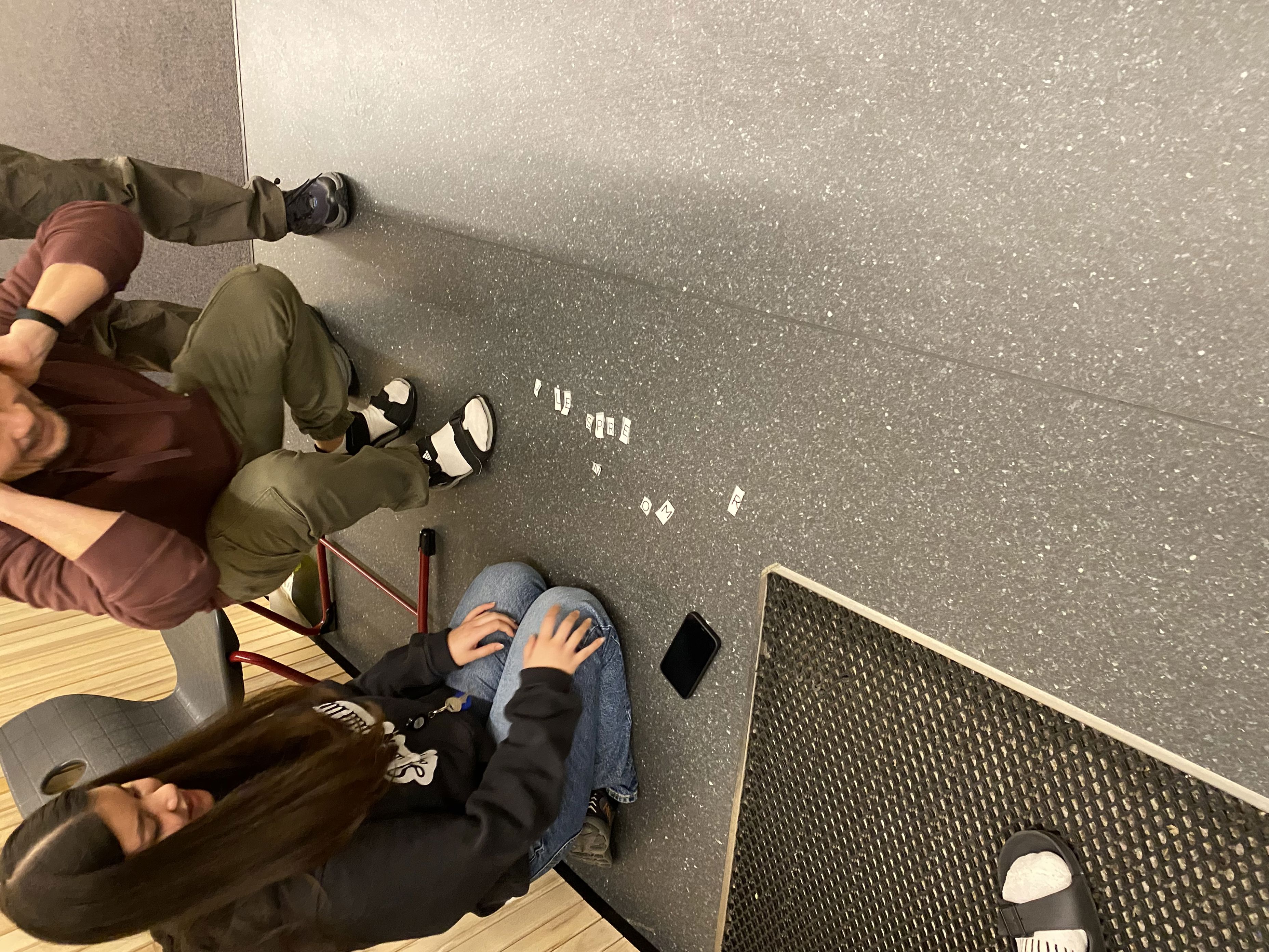 En gruppe mennesker som sitter på bakken