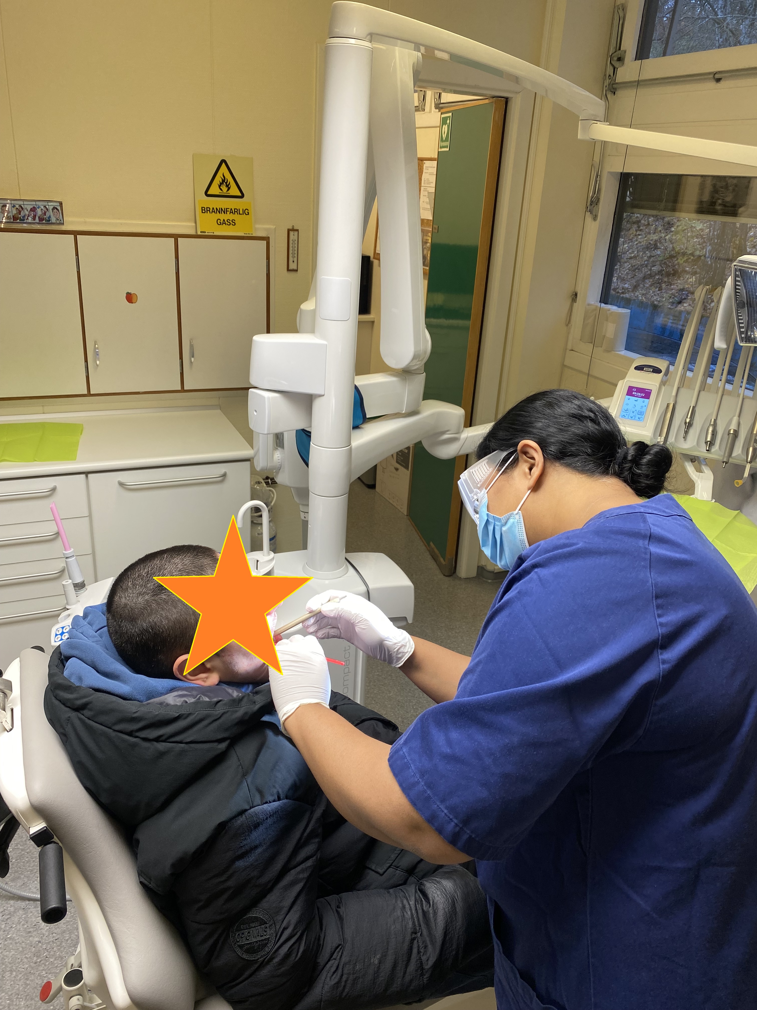 en tannlege som arbeider med en pasient