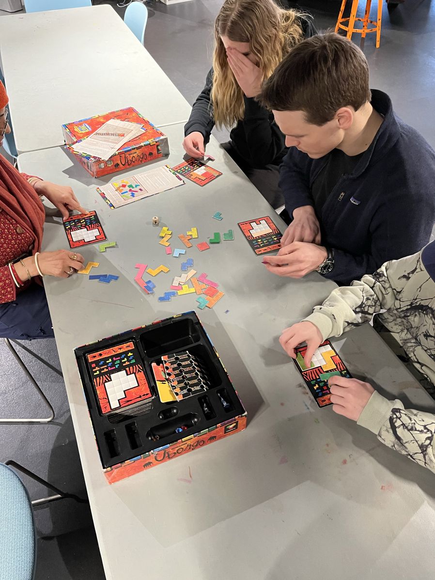 en gruppe mennesker som spiller et brettspill