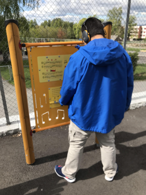 Eleven leser notene og spiller på instrumentet