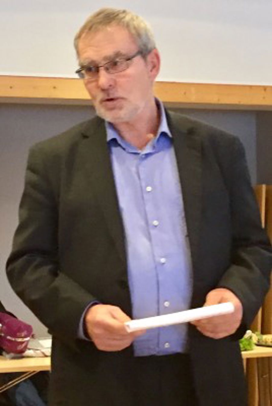 Rektor John holdt tale for Ellen