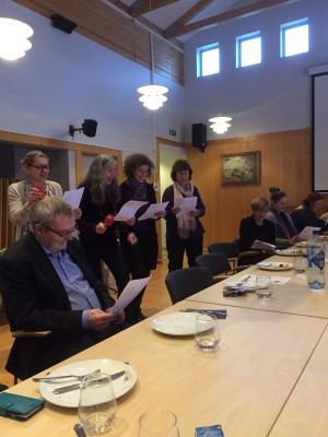 Kompetanseteamet ledet an i allsang til ære for Ellen