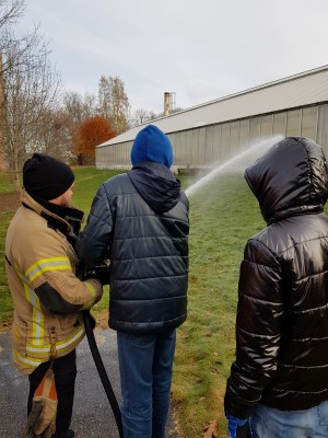 Elevene fikk teste ekte brannvannslange!