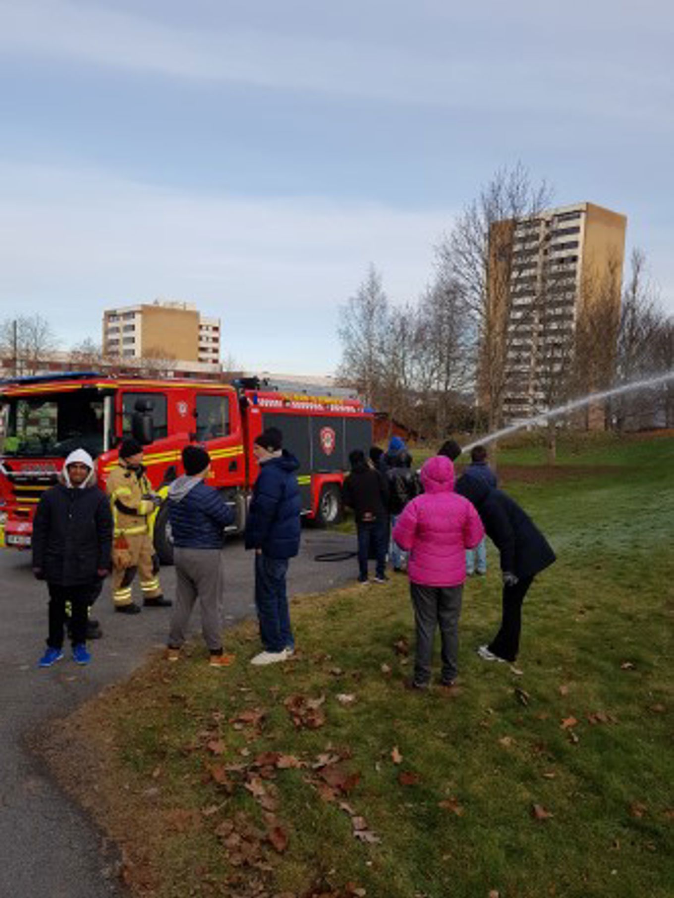 Foto: Besøk fra Bryn Brannstasjon! Foto: Irene Sveum Stas med besøk av brannvesenet!