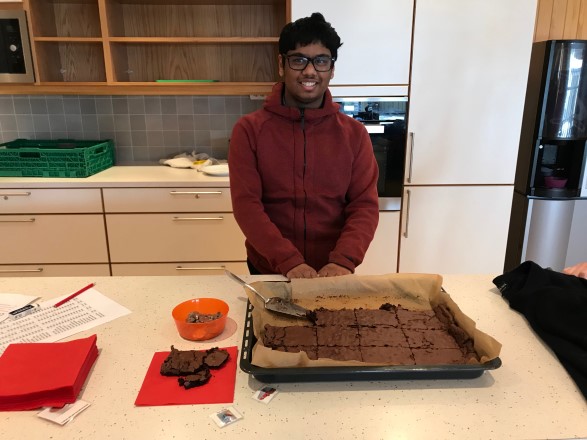 Mursalin selger egenproduserte Brownies på personalrommet