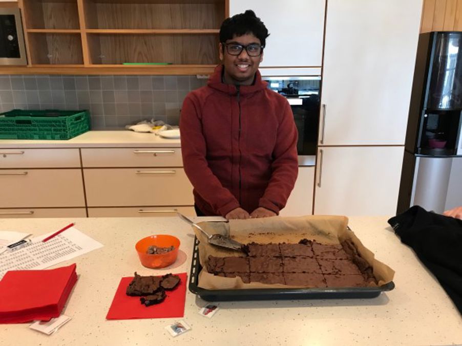 Mursalin selger egenproduserte Brownies på personalrommet