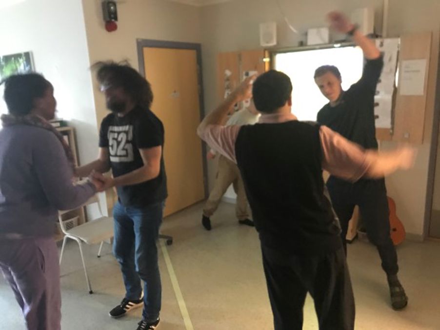 Elevene danser og øver samspill og imitasjon