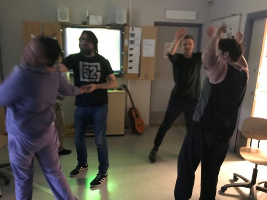 Elevene danser og øver samspill og imitasjon