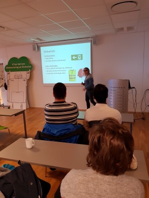 Lydhøre elever følger med på undervisning om gjenvinning