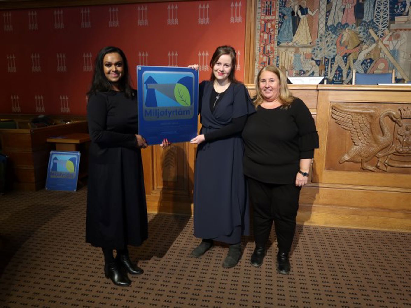 Lene og Ann-Christin mottok diplom på rådhuset.