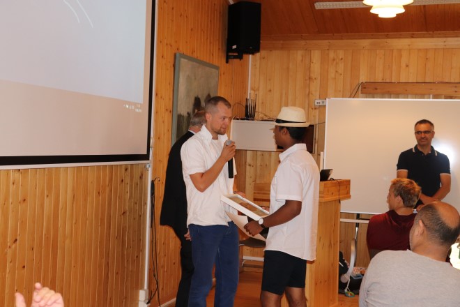 Kim Henning holder tale for Arosh