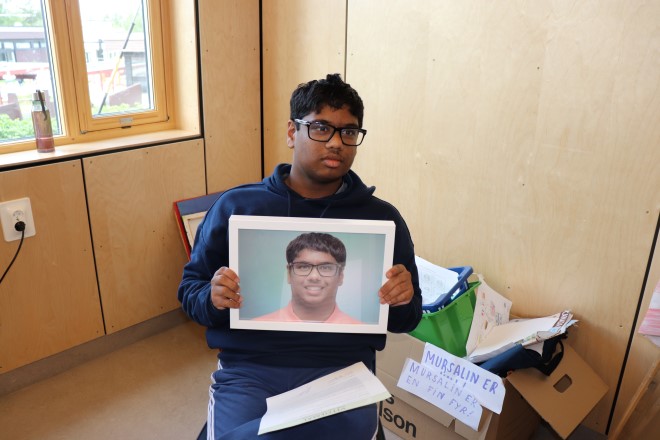 Mursalin viser fram bildet sitt