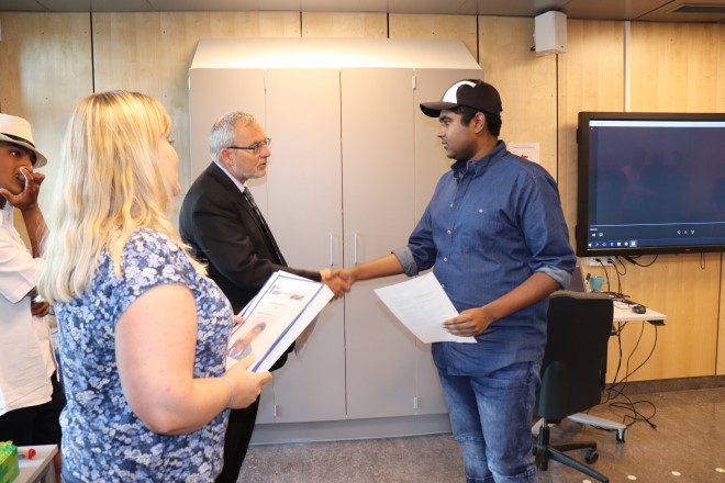 Apisthan får vitnesmål