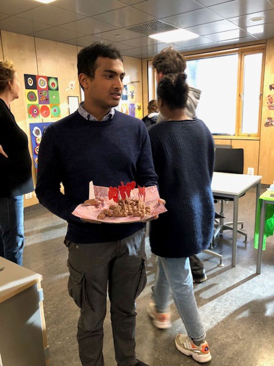 Foto: Arosh serverer bamsemumskarnapéer Arosh serverer bamsemumskarnapéer