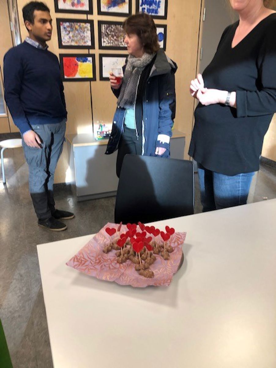 Foto: Arosh orienterer besøkende til vernissasjen Arosh orienterer besøkende til vernissasjen