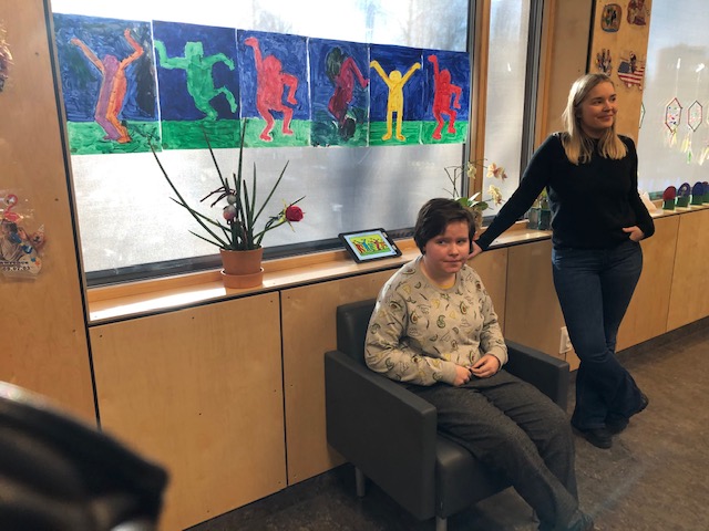 Iris under kunst inspirert av Keith Harings arbeid